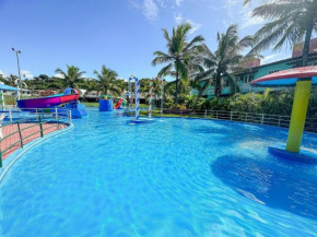 Suiíte com ar condicionado, frigobar e mesa para trabalho. Hotel com parque aquático (sem custo para a utilização), quadras, academia, espaço kids, a 200 m praia de Taperapuã e do complexo Axé Mói, ac